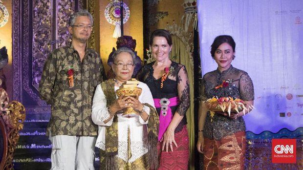 Ditemani putranya Pierre Coffin novelis Nh Dini menerima penghargaan Lifetime Achievement Award dari Ubud Writers and Readers Festival 2017, yang dianugerahkan Janet DeNefee, Rabu (25/10) malam.