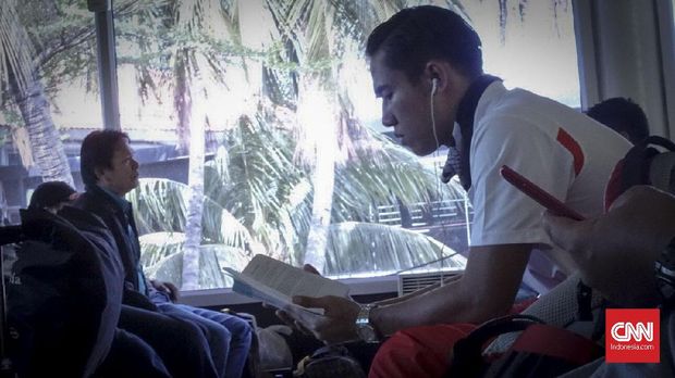 Ryuji Utomo tak pernah jauh dari buku-buku yang selalu ia baca. (