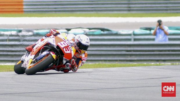 Marc Marquez bersiap merayakan pesta juara di MotoGP Valencia. (
