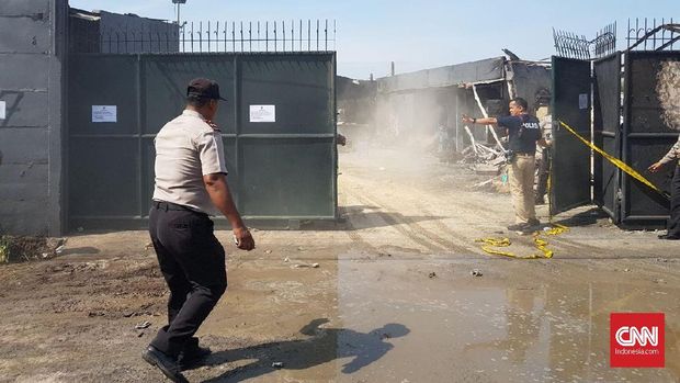 Warga Penasaran dengan Sisa Puing Pabrik Kembang Api Terbakar