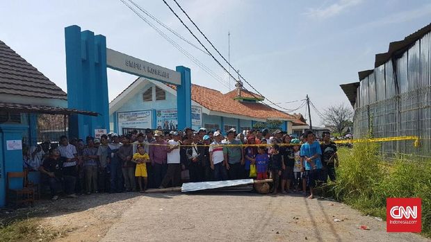 Warga Penasaran dengan Sisa Puing Pabrik Kembang Api Terbakar