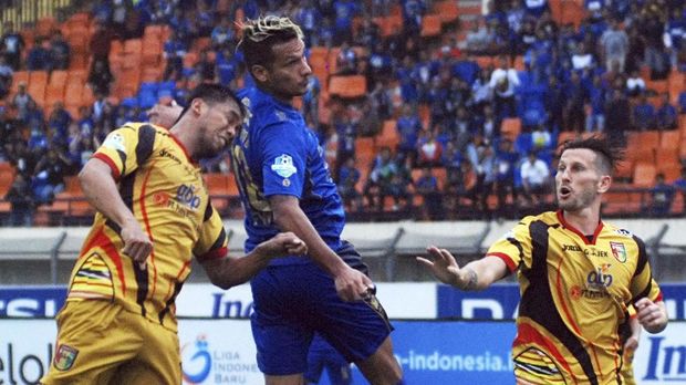 Raphael Maitimo musim ini lebih banyak diplot sebagai penyerang di Persib Bandung.