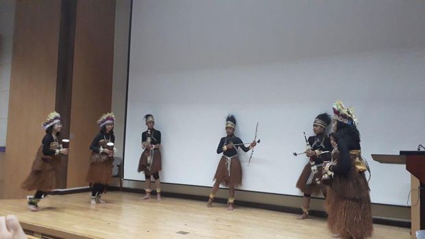Tim SMP Labschool saat menampilkan tarian Papua pada malam kebudayaan. (Dok. SMP Labschool Kebayoran)