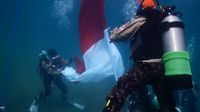 Saat bendera merah putih dibentangkan di dasar laut Pantai Pasir Putih