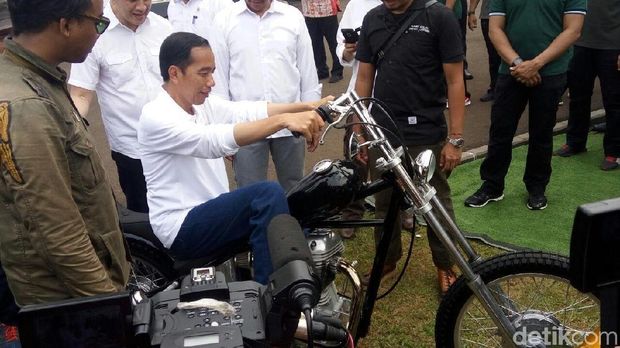 Momen Jokowi Bergaya Anak Muda: Berkacamata Hitam hingga 