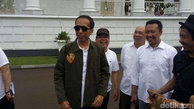 Momen Jokowi Bergaya Anak Muda: Berkacamata Hitam hingga Naik Motor