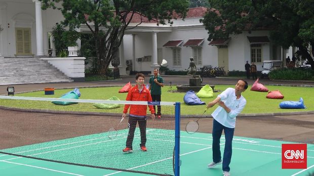 Presiden Joko Widodo menyempatkan bermain bulu tangkis pada peringatan hari Sumpah Pemuda di Istana Bogor bersama atlet Pelatnas PBSI.