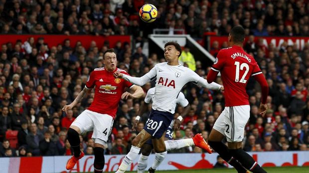 Dele Alli (tengah) kesulitan menerobos masuk ke pertahanan Manchester United.