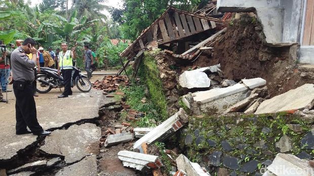 Sekolah di Wonosobo Tergenang Lumpur, Upacara Sumpah Sekolah di Wonosobo Tergenang Lumpur, Upacara Sumpah