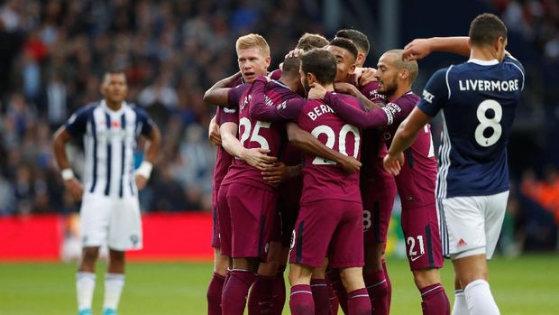 Leroy Sane dan Fernandinho membawa Manchester City unggul 2-1 di babak pertama.