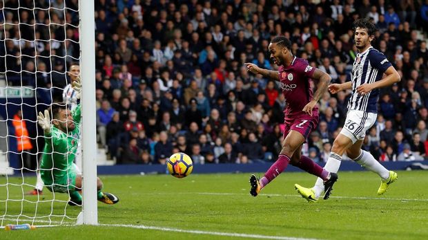 Raheem Sterling mencetak gol ketiga Manchester City atas West Brom di babak kedua.