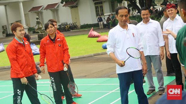 Presiden Joko Widodo bermain bersama tiga atlet pelatnas PBSI dalam acara peringatan Hari Sumpah Pemuda, Sabtu (28/10).