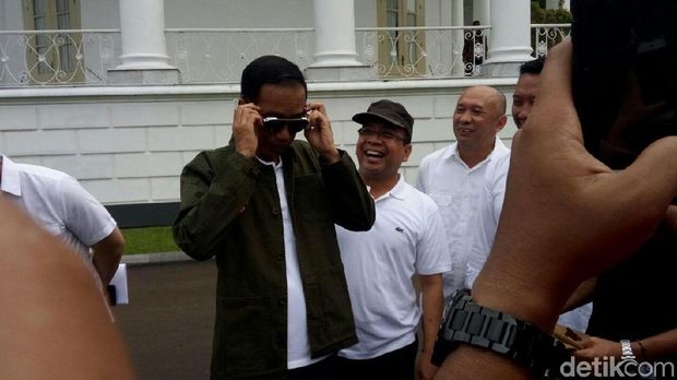 Keren Begini Gaya Jokowi Pakai Kacamata Hitam 