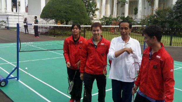 Jokowi main bulu tangkis. 