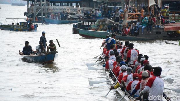 Keren! Saat Sungai Musi Penuh Perahu Hias Keren! Saat Sungai Musi Penuh Perahu Hias