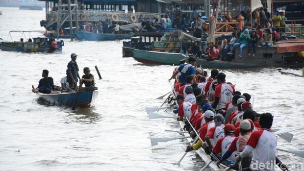 Keren! Saat Sungai Musi Penuh Perahu Hias