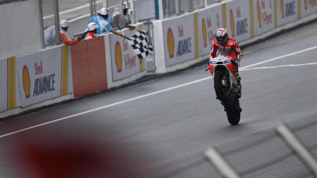 Andrea Dovizioso masih berpeluang menjadi juara dunia MotoGP 2017 setelah menang di MotoGP Malaysia.