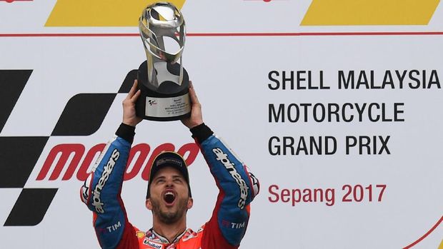 Andrea Dovizioso merayakan kemenangan di atas podium MotoGP Malaysia.