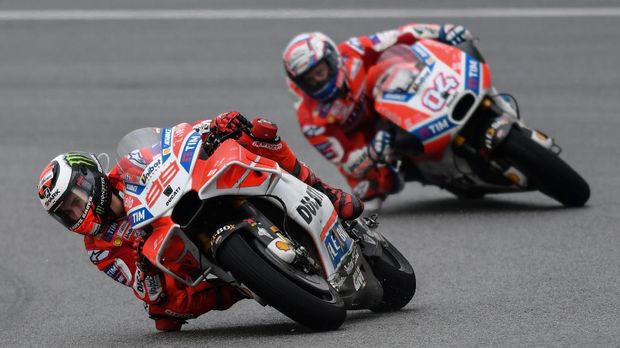 Jorge Lorenzo sempat unggul atas Andrea Dovizioso di MotoGP Malaysia.