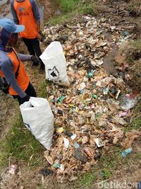 Ratusan Warga Garut Sisir Sungai Cimanuk Punguti Sampah Ratusan Warga Garut Sisir Sungai Cimanuk Punguti Sampah