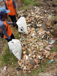 Ratusan Warga Garut Sisir Sungai Cimanuk Punguti Sampah