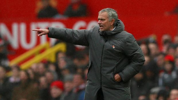 Jose Mourinho harus bisa membawa Manchester United menang atas Manchester City.
