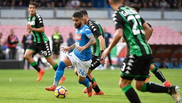 Penyerang Napoli Lorenzo Insigne mencetak gol kedua ke gawang Sassuolo.