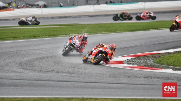 Persaingan Andrea Dovizioso dan Marc Marquez sempat terjadi di MotoGP Malaysia.