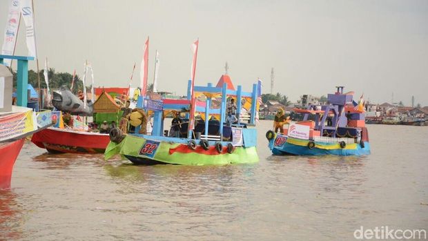 Peringati Sumpah Pemuda, Warga Lomba Perahu Hias dan Bidar 