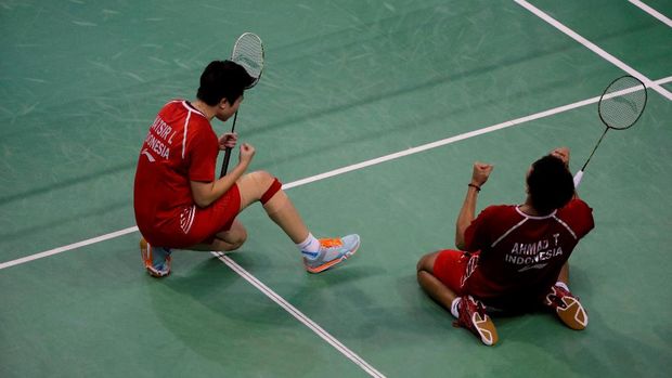 Tontowi Ahmad/Liliyana Natsir melakukan selebrasi setelah berhasil menjuarai turnamen Perancis Terbuka 2017. (AFP/Thomas Samson) | CNN Indonesia