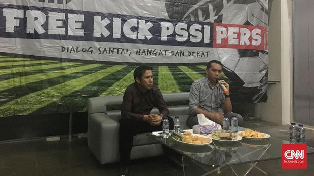 Yunus Nusi (kiri) dan Tigor Shalomboboy memberikan penjelasan mengenai sistem penjadwalan Liga 1.