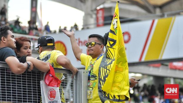 Sejumlah fan Valentino Rossi memadati paddock pebalap Movistar Yamaha itu di Sirkuit Sepang. (