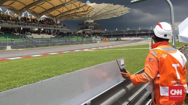 Kisah Petugas Bendera MotoGP: Tegang dan Kepanasan