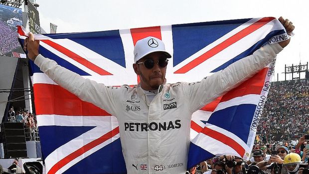 Lewis Hamilton selalu membayangkan dirinya seperti Valentino Rossi jika menunggangi motor balap. (
