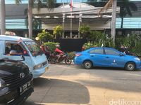 Izin Disetop, Plang Hotel Alexis Ditutup Kain Hitam Izin Disetop, Plang Hotel Alexis Ditutup Kain Hitam