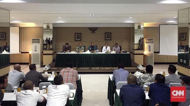 Ketum PSSI Edy Rahmayadi berbicara di hadapan perwakilan klub peserta babak delapan besar, Selasa (31/10).