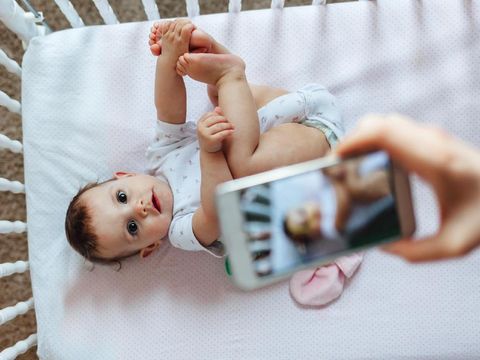 Ilustrasi memfoto bayi/
