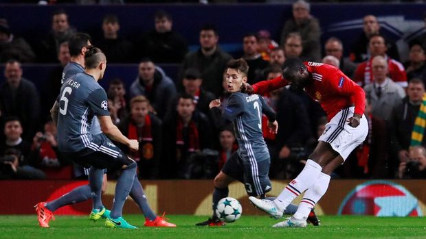 Romelu Lukaku nyaris mencetak gol melalui tandukan, namun bola masih melayang tipis di atas mistar.