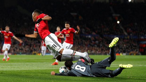 Anthony Martial dijatuhkan Douglas di kotak penalti.