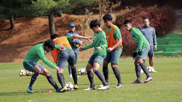 Indra Sjafri menjajal simulasi taktik lawan Timor Leste pada latihan sehari sebelum pertandingan. (