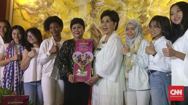 Titiek Puspa mendapat double platinum di usianya yang ke-80.