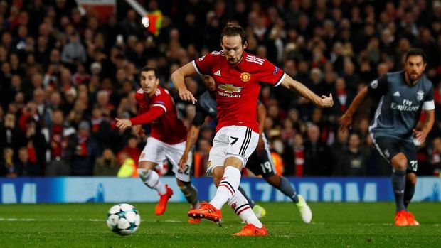 Tembakan penalti Daley Blind menutup kemenangan Manchester United 2-0 atas Benfica.