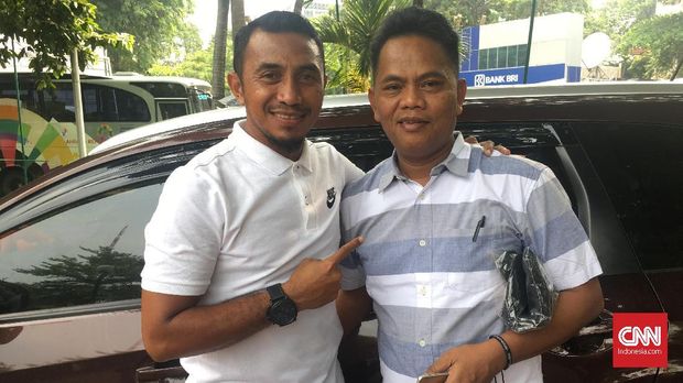 Firman Utina saat bertemu ayah angkatnya, Bagja Suihan, di Kantor Kemenpora RI. (