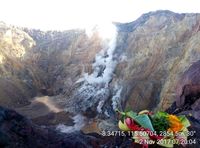 Warga berdoa di puncak kawah Gunung Agung