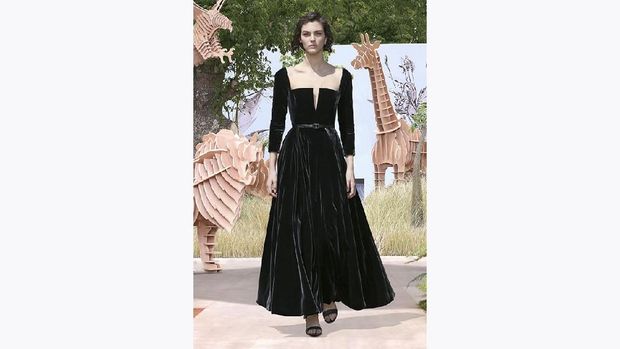 Gaun Christian Dior yang mirip dengan gaun pengantin Song Hye Kyo