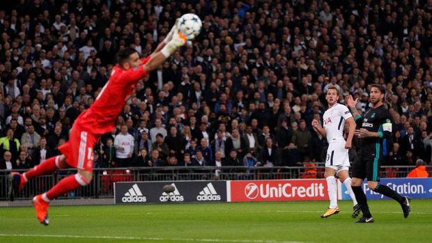 Tendangan chip Harry Kane masih bisa diantisipasi Kiko Casilla.