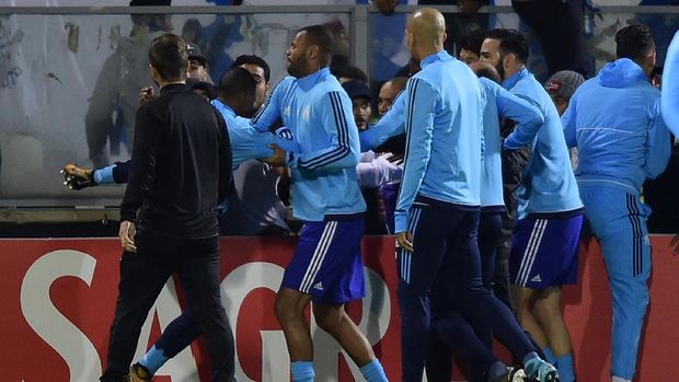 Patrice Evra mendapat cemoohan dari suporter sebelum kericuhan terjadi.