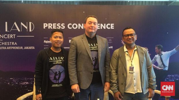 Pianis Andi Gomez, Konduktor Eric Oschner dan Promotor Rajawali Indonesia Communication Anas Syahrul Alimi saat konferensi pers La La Land in Concert di Jakarta, Jumat (3/11).