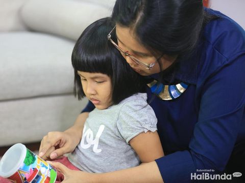 Ilustrasi ibu dan anak/