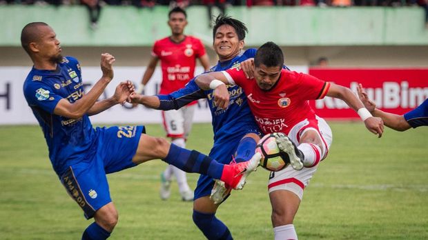 Pada musim lalu, Persija harus melakoni laga kandang di Stadion Manahan saat melawan Persib.